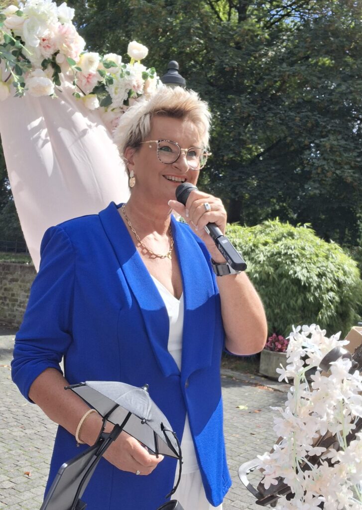 Kerstin bei einer freien Trauung