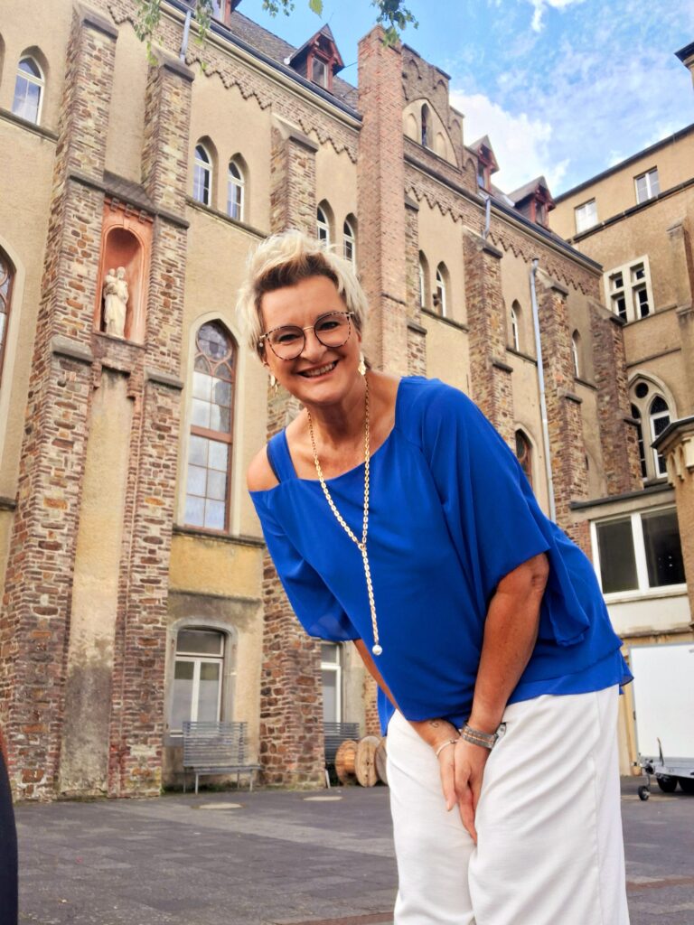 Kerstin vor dem Schloss